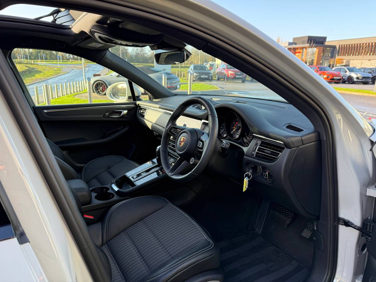 Used Porsche Macan 2025 for sale - 76609252: Photo 4