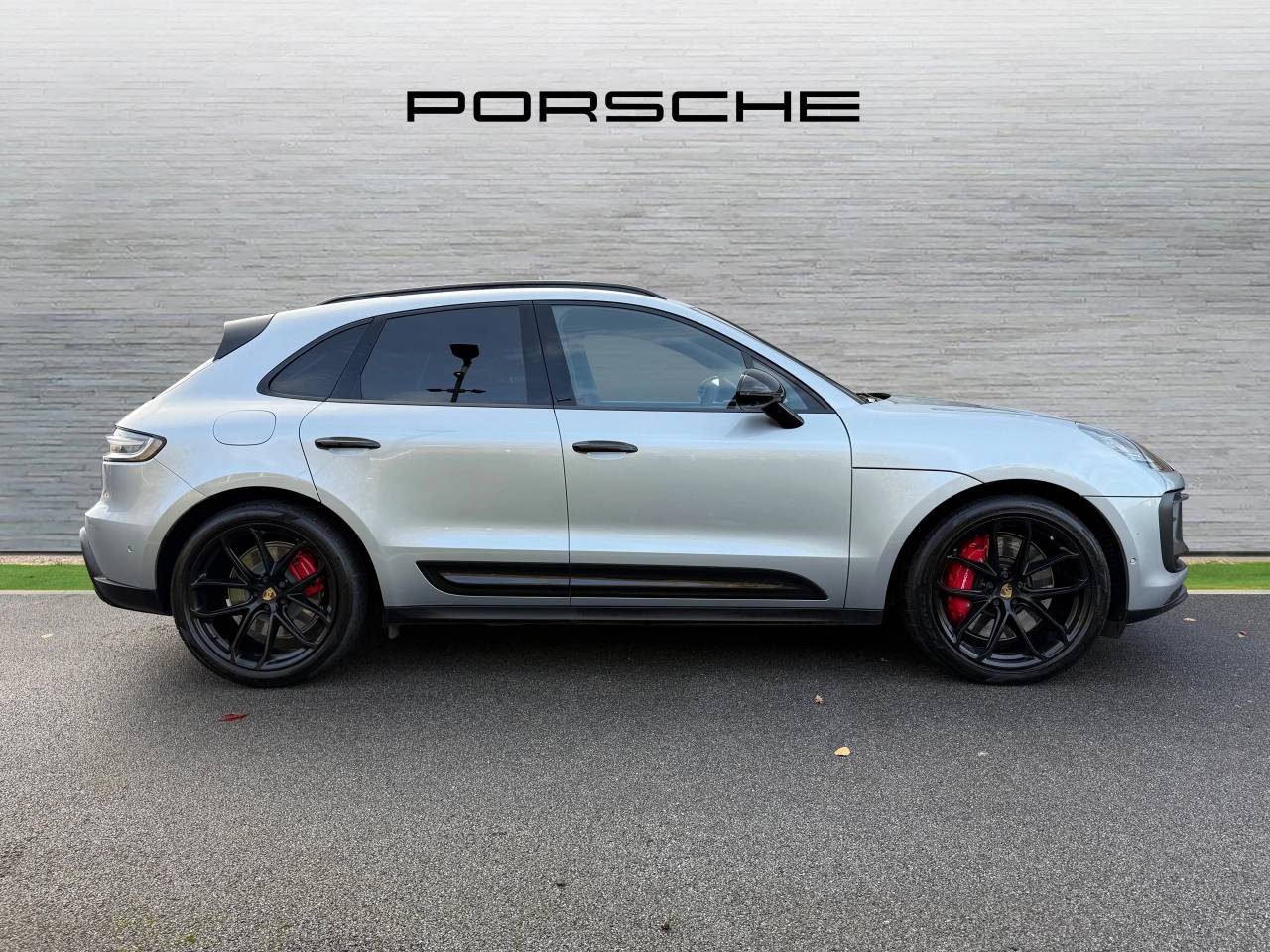 Used Porsche Macan 2023 for sale - 76500909: Photo 2