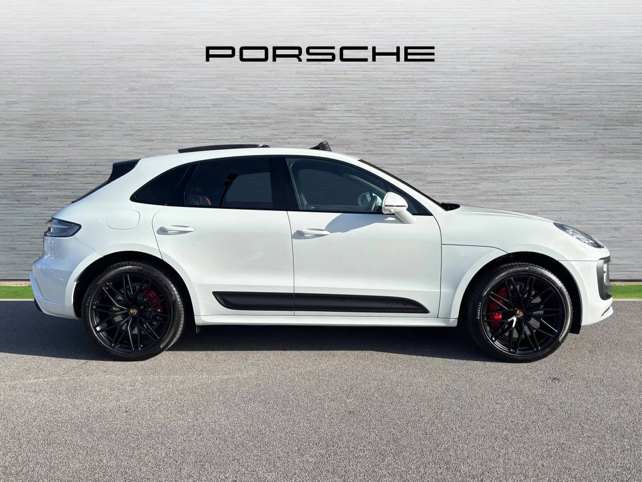 Used Porsche Macan 2024 for sale - 77739468: Photo 2