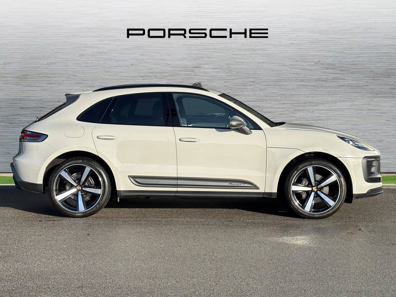 Used Porsche Macan 2024 for sale - 76716720: Photo 2