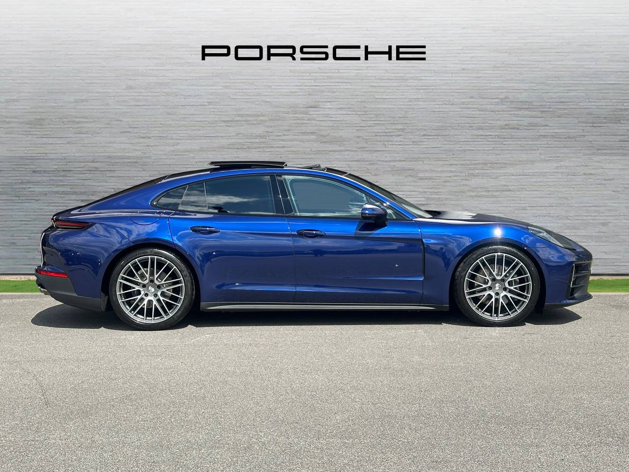 Used Porsche Panamera 2025 for sale - 76609240: Photo 2