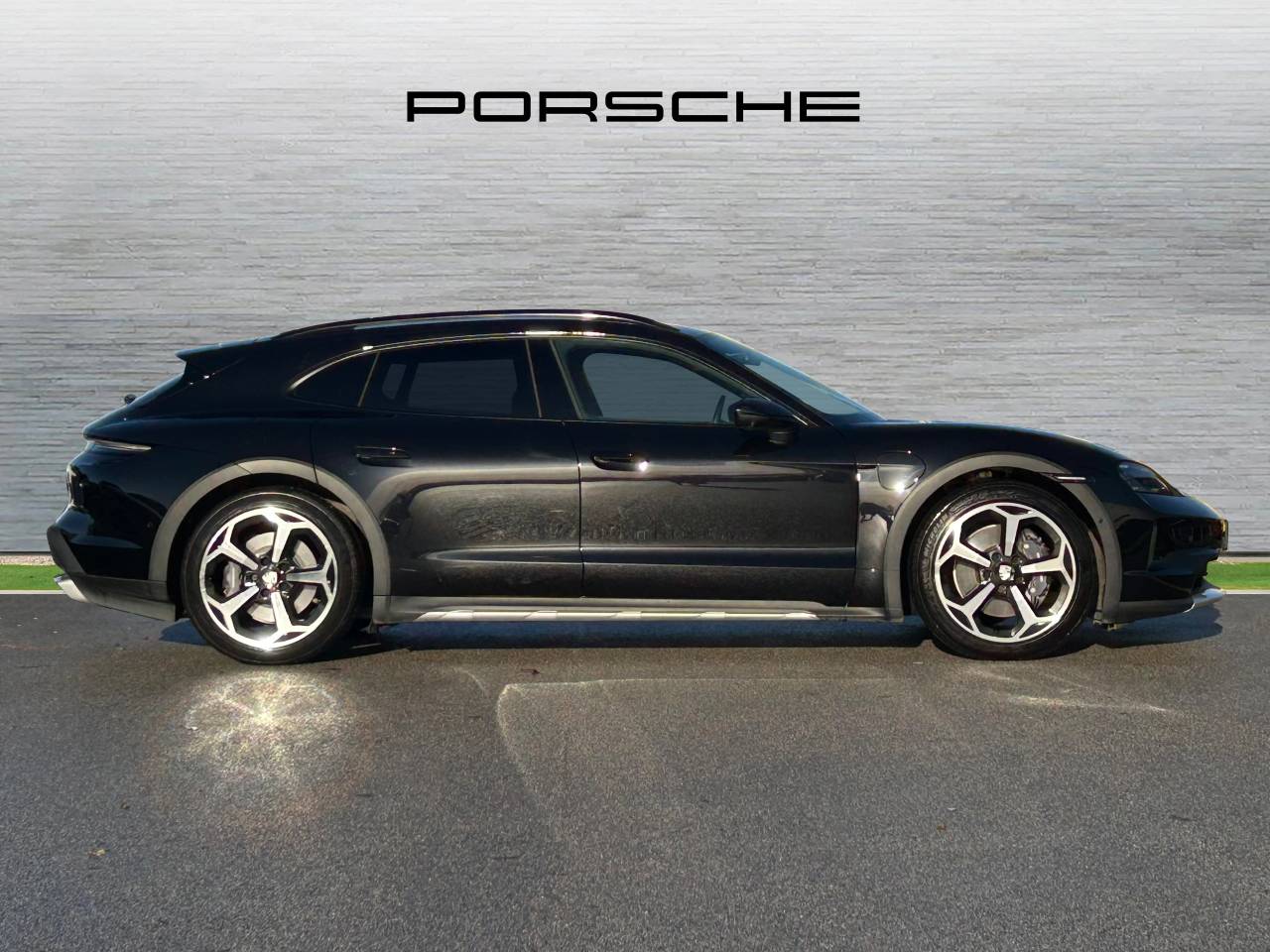 Used Porsche Taycan 2024 for sale - 76609254: Photo 2
