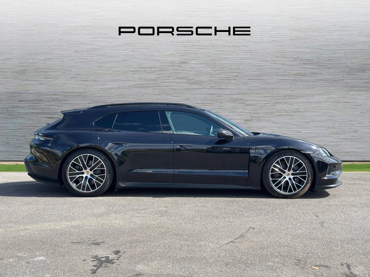Used Porsche Taycan 2025 for sale - 76110552: Photo 2