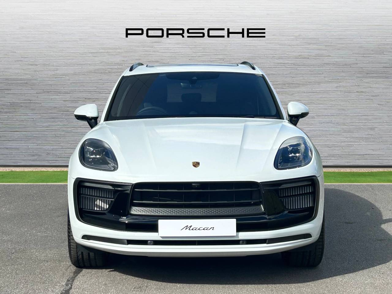 Used Porsche Macan 2025 for sale - 76609241: Photo 2