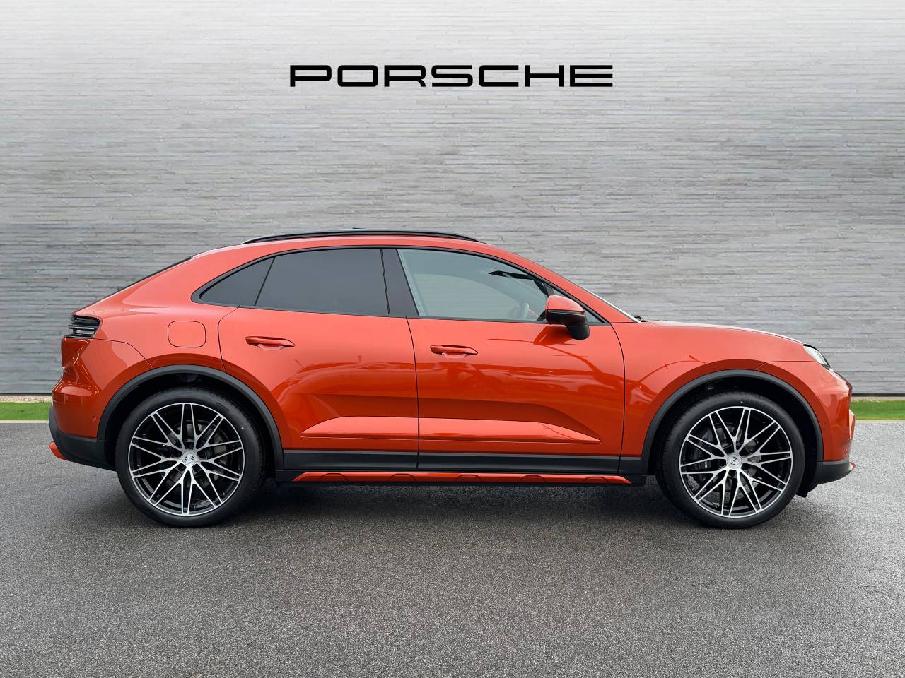 Used Porsche Macan 2025 for sale - 77176998: Photo 2