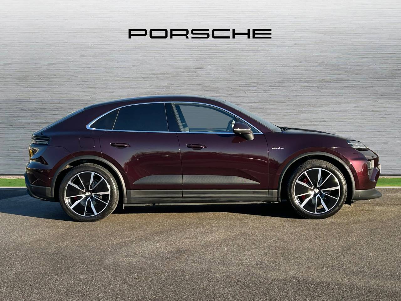 Used Porsche Macan 2025 for sale - 77177682: Photo 2