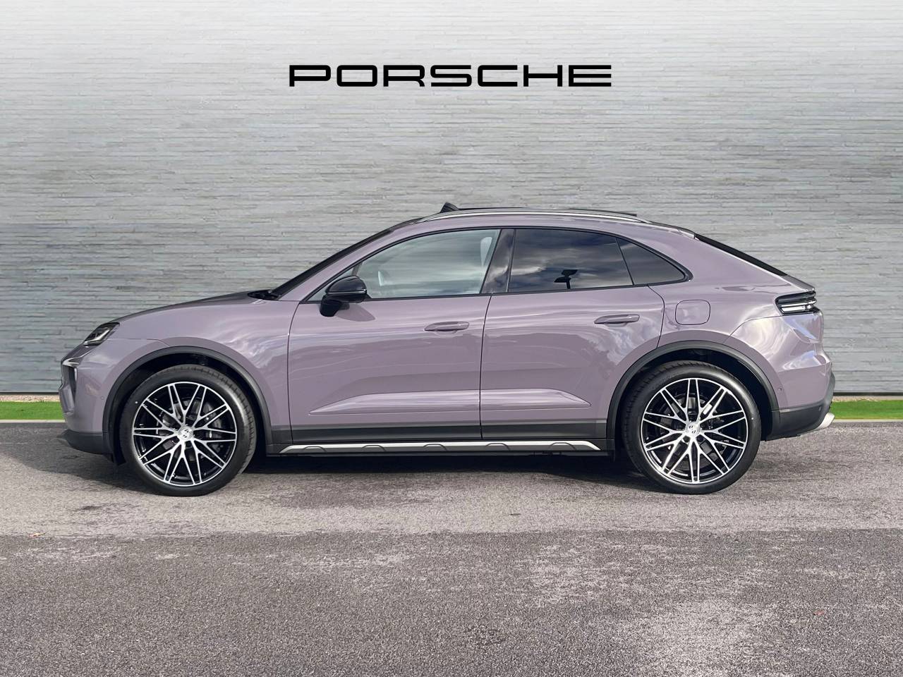 Used Porsche Macan 2025 for sale - 76937291: Photo 2
