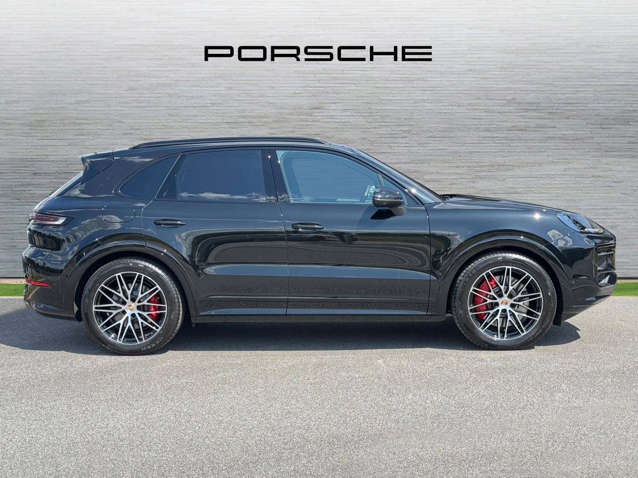Used Porsche Cayenne 2025 for sale - 76110881: Photo 2