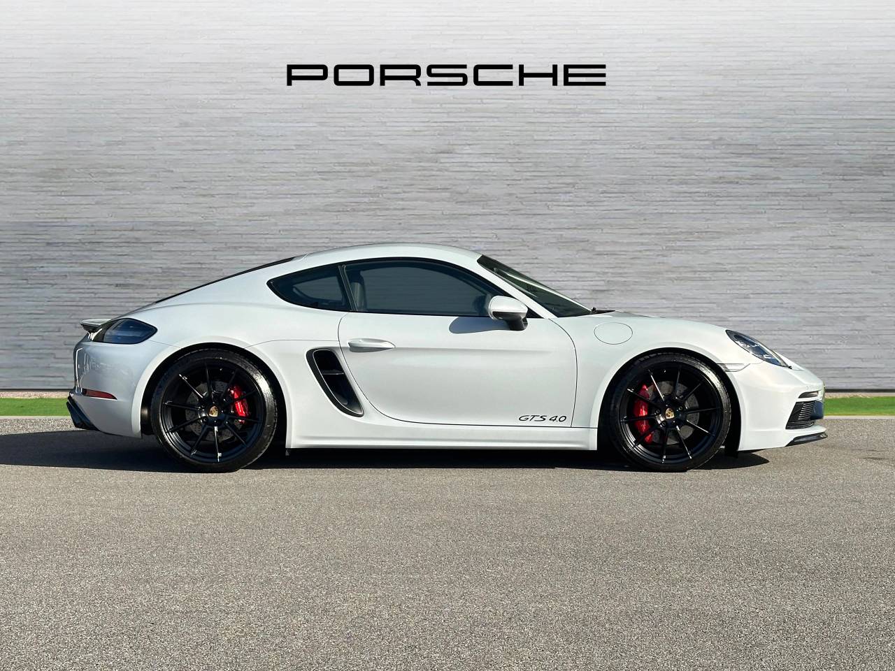 Used Porsche Cayman 2023 for sale - 77060100: Photo 2