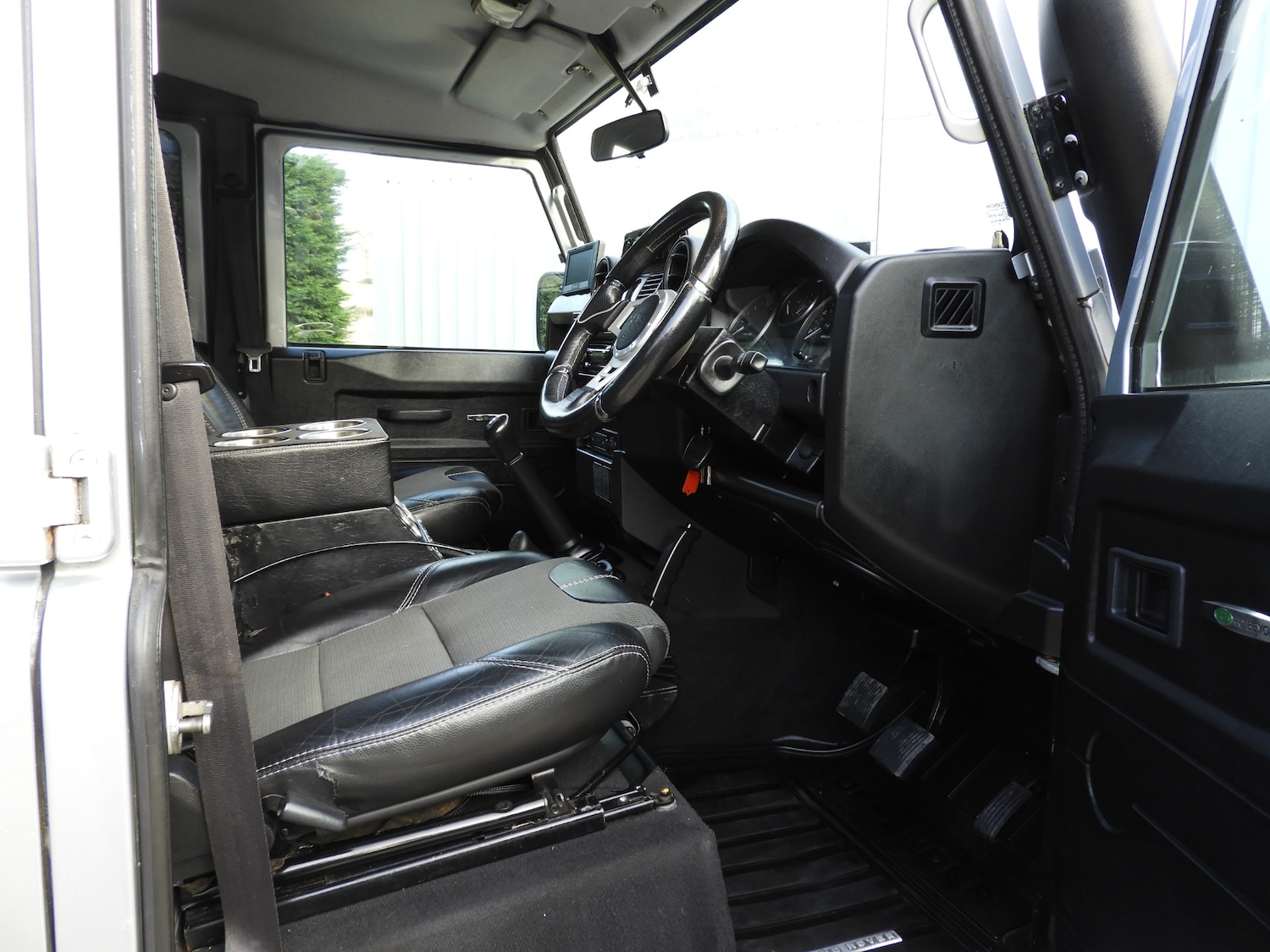 Used Land Rover Defender 110 2010 for sale - 76602740: Photo 12