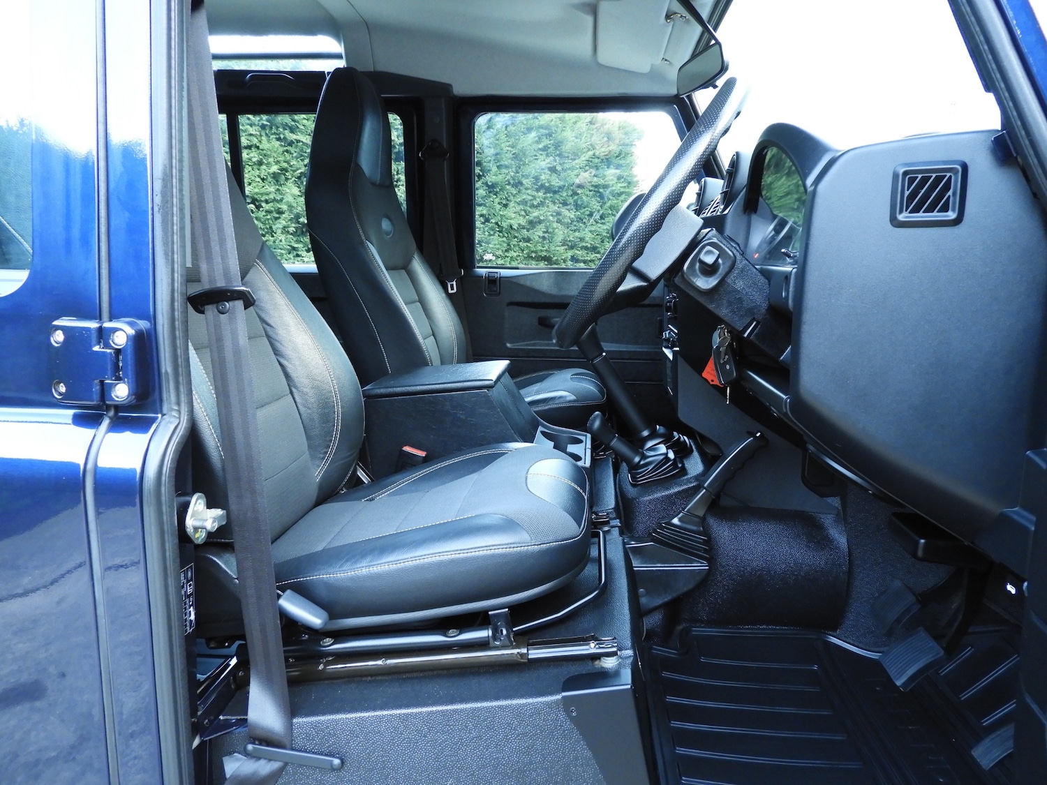 Used Land Rover Defender 110 2014 for sale - 77532632: Photo 11