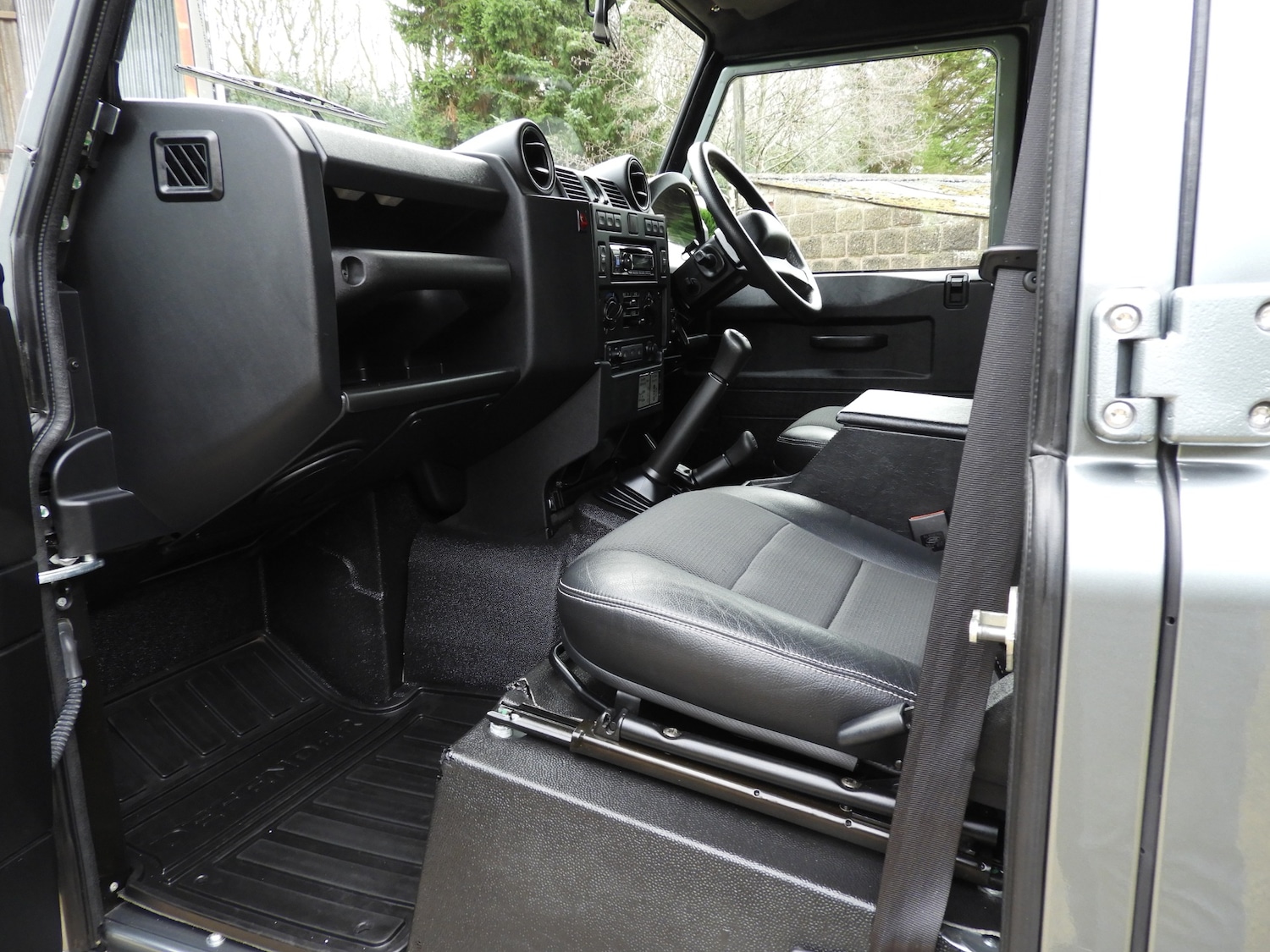 Used Land Rover Defender 110 2015 for sale - 77116154: Photo 16