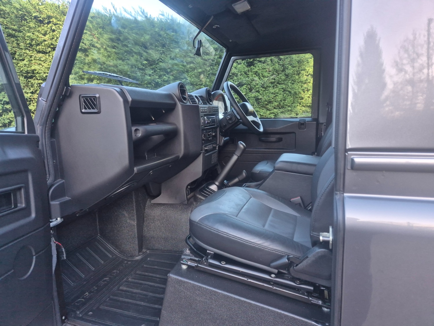 Used Land Rover Defender 90 2015 for sale - 77353674: Photo 10