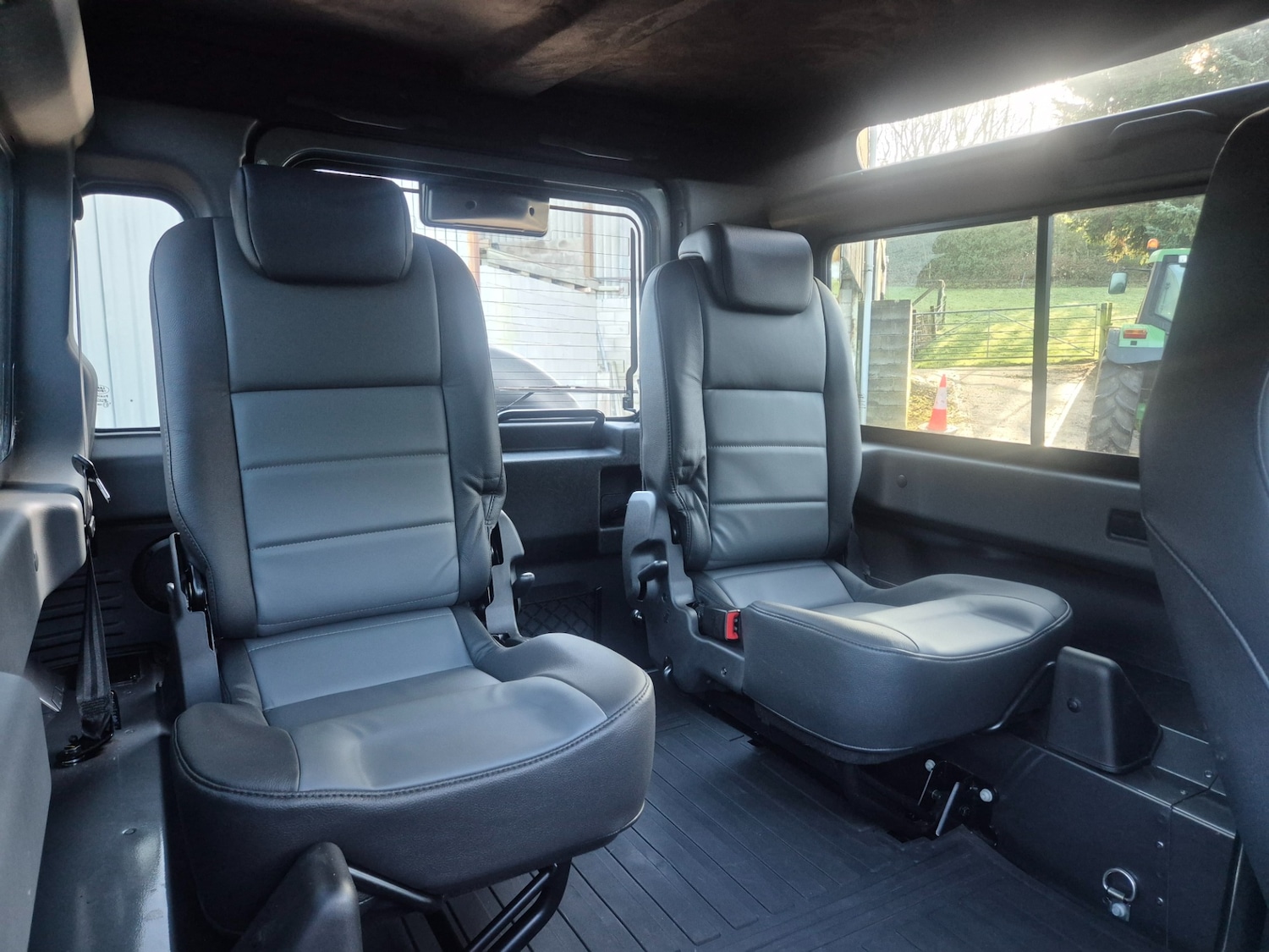 Used Land Rover Defender 90 2015 for sale - 77353674: Photo 14