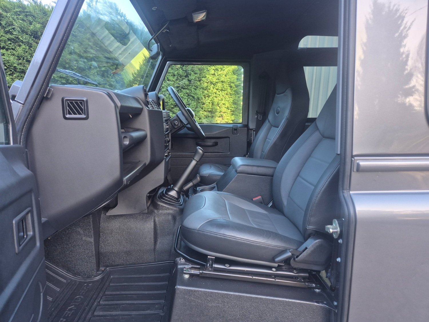 Used Land Rover Defender 90 2015 for sale - 77353674: Photo 9