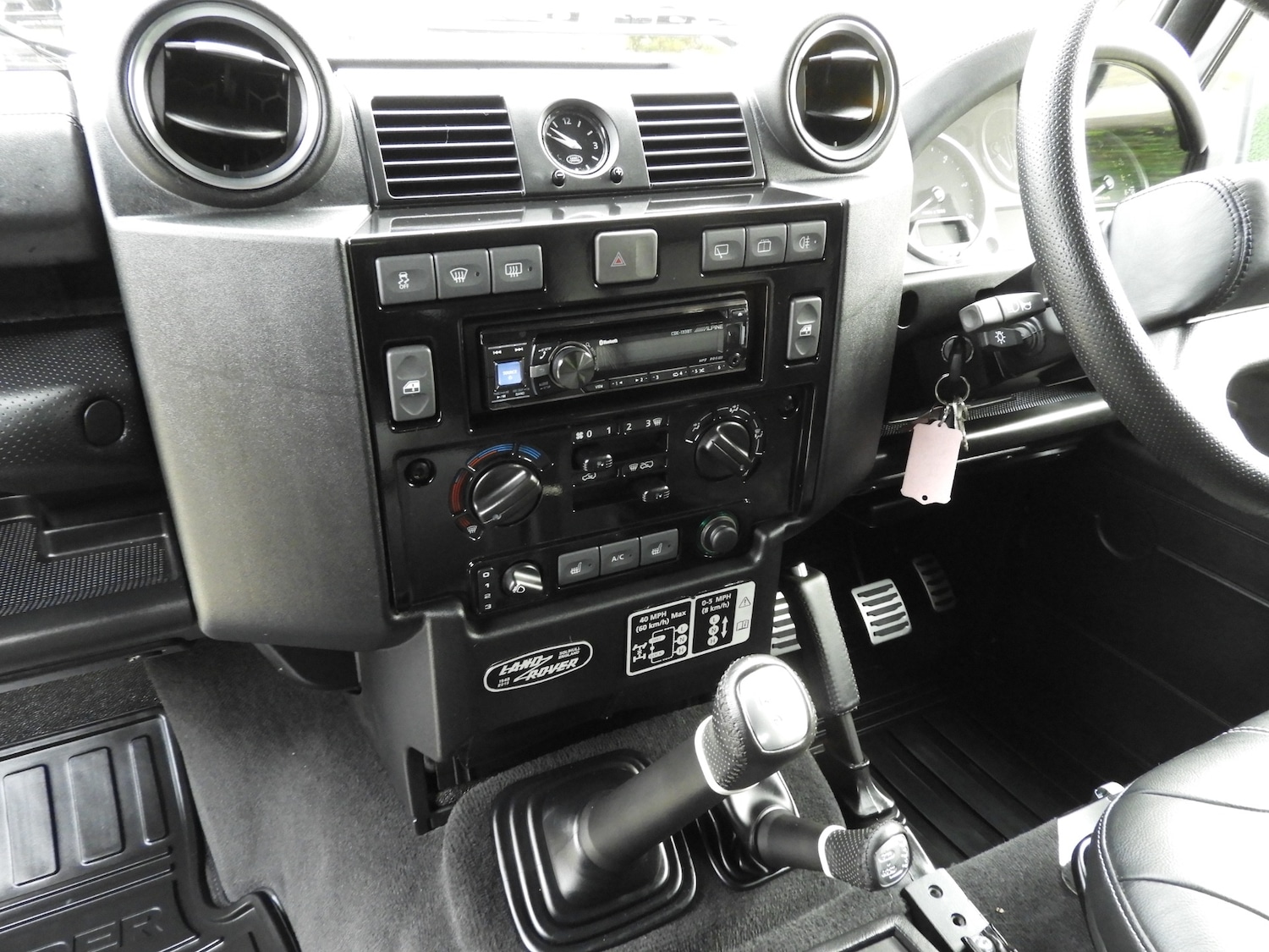 Used Land Rover Defender 90 2015 for sale - 76120392: Photo 17