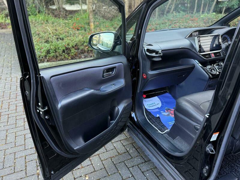 Used Toyota Voxy for sale - 77328841: Photo 32