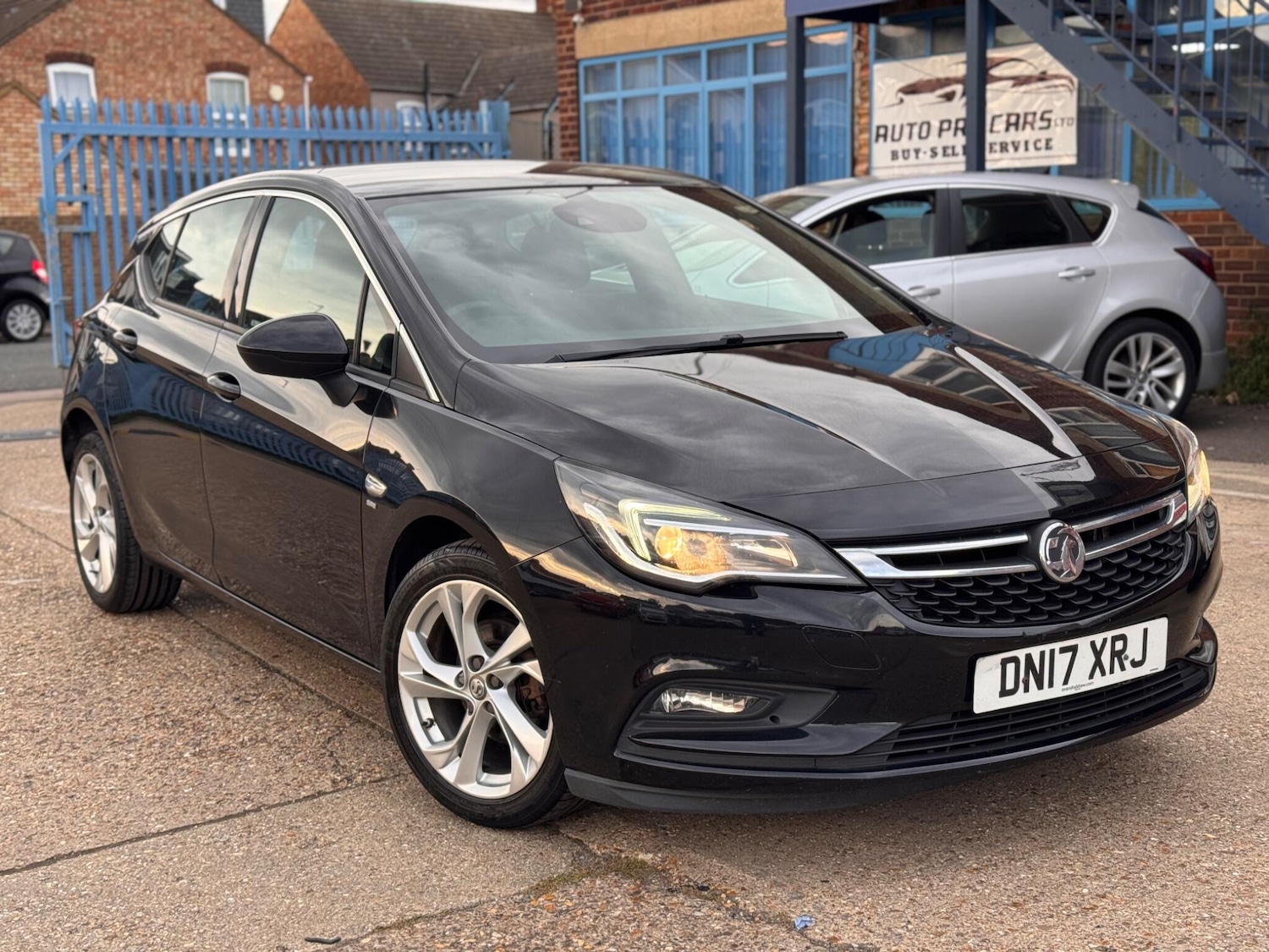 Used Vauxhall Astra 2017 for sale - 76100727: Photo 2