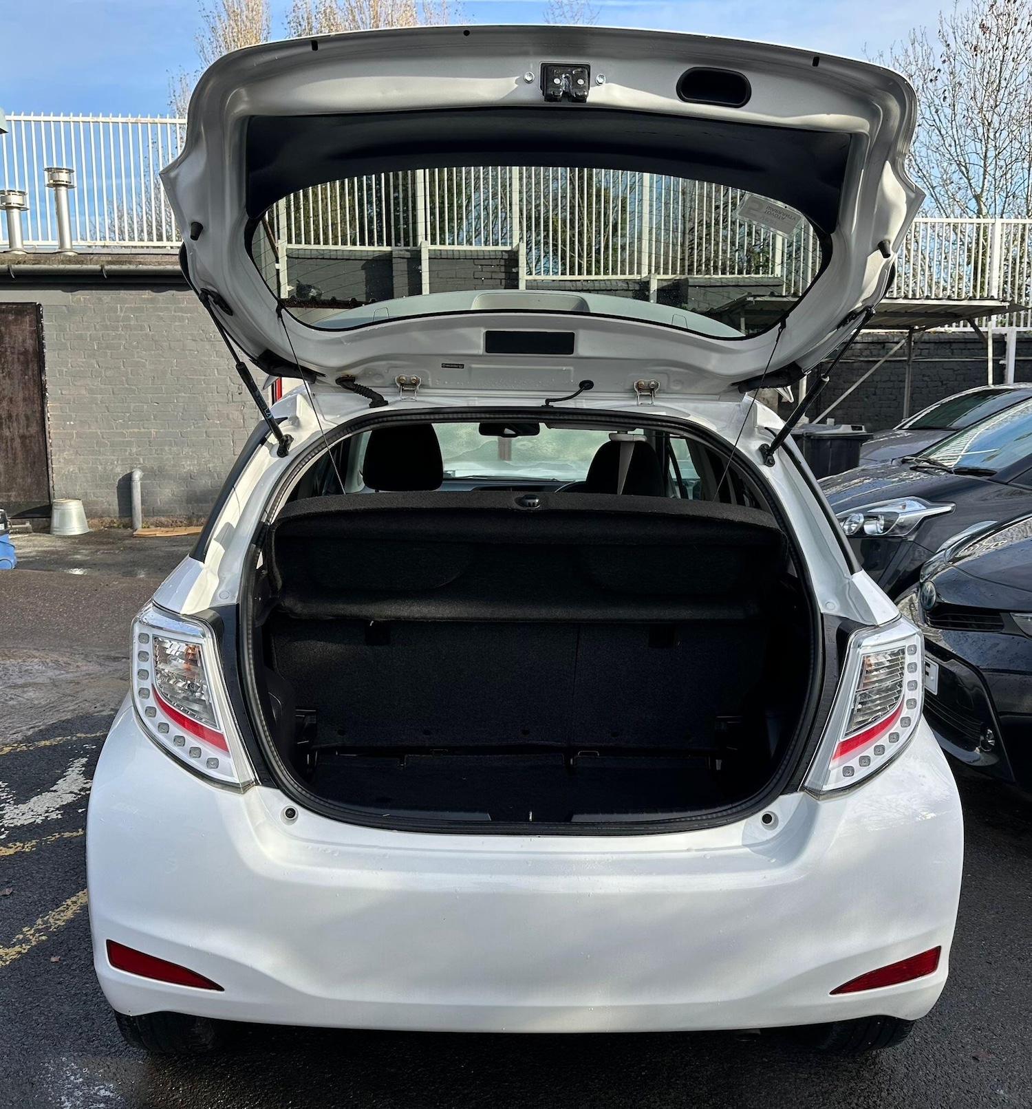 Used Toyota Yaris 2014 for sale - 76742826: Photo 24