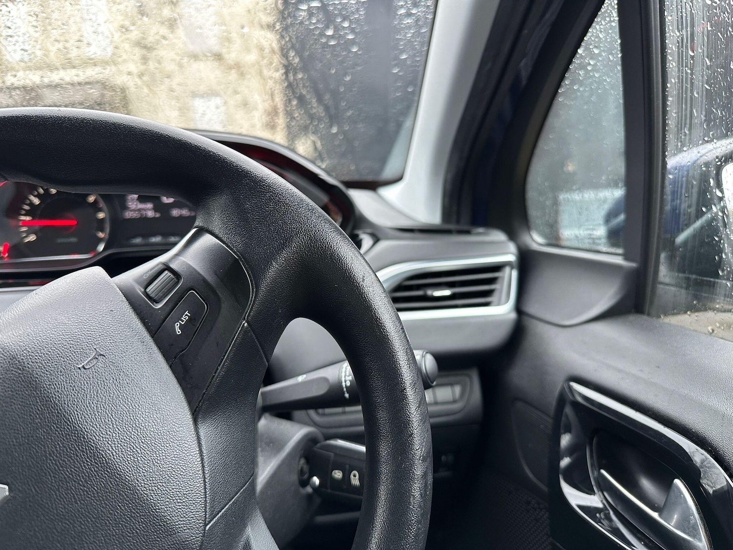 Used Peugeot 208 2014 for sale - 77559535: Photo 9