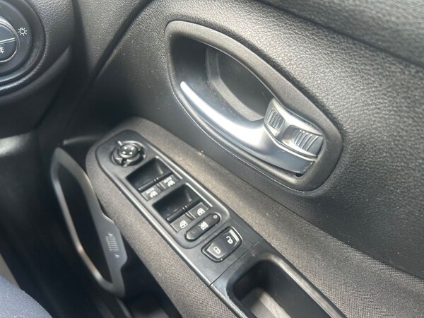 Used Jeep Renegade 2015 for sale - 75111772: Photo 28