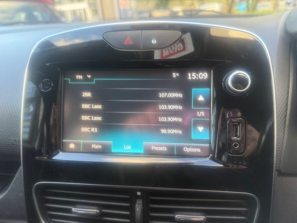 Used Renault Clio 2017 for sale - 76654686: Photo 32