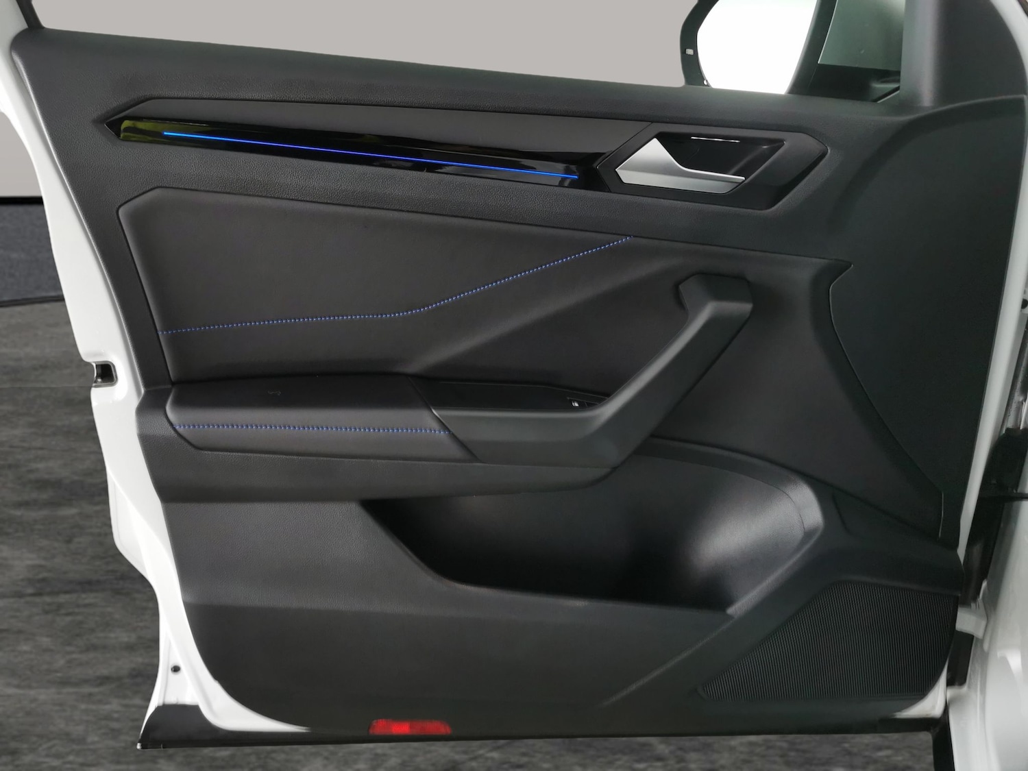 Used Volkswagen T-Roc 2023 for sale - 77557036: Photo 28