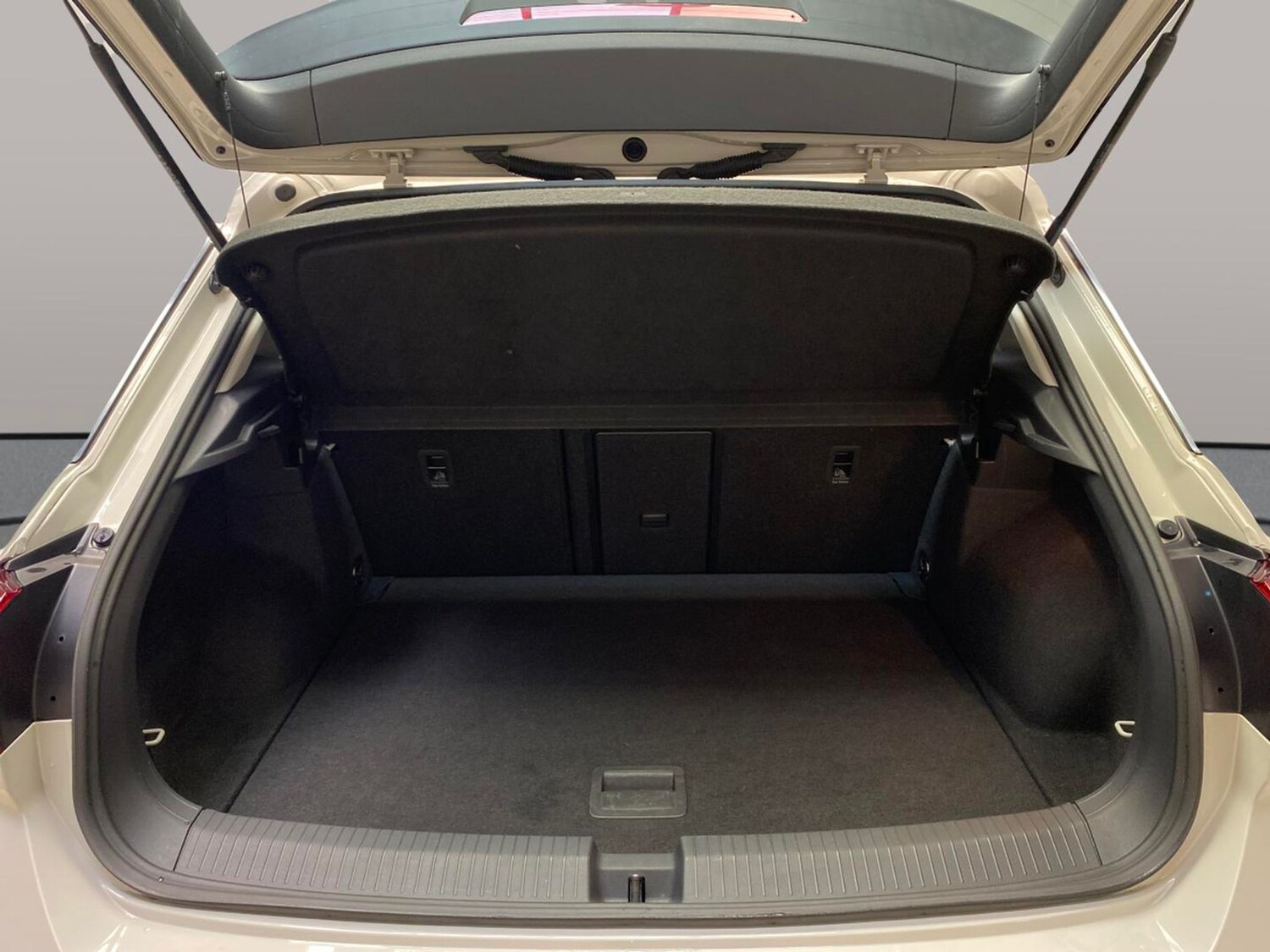 Used Volkswagen T-Roc 2023 for sale - 78212306: Photo 28