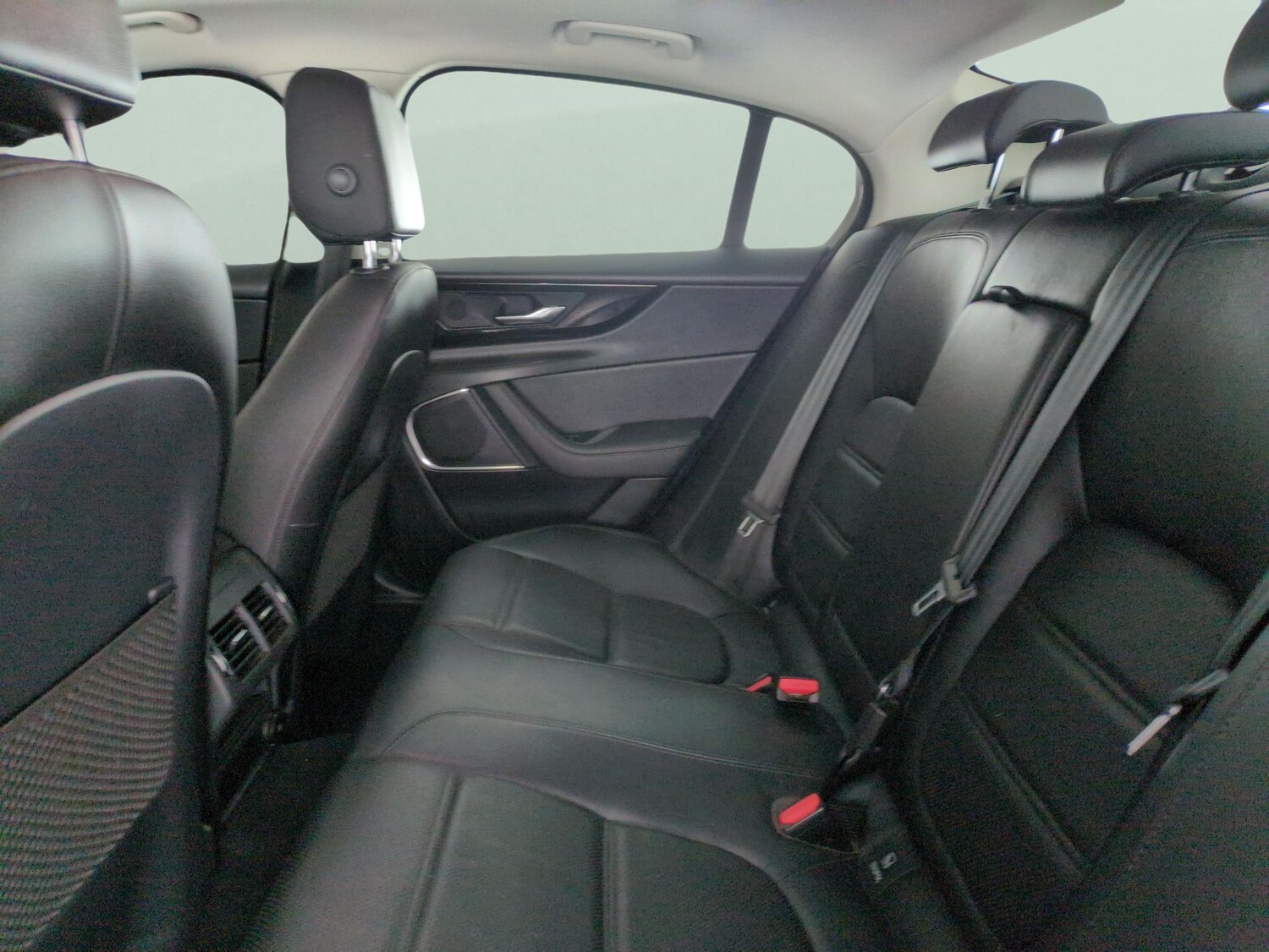 Used Jaguar XE 2020 for sale - 76367297: Photo 32