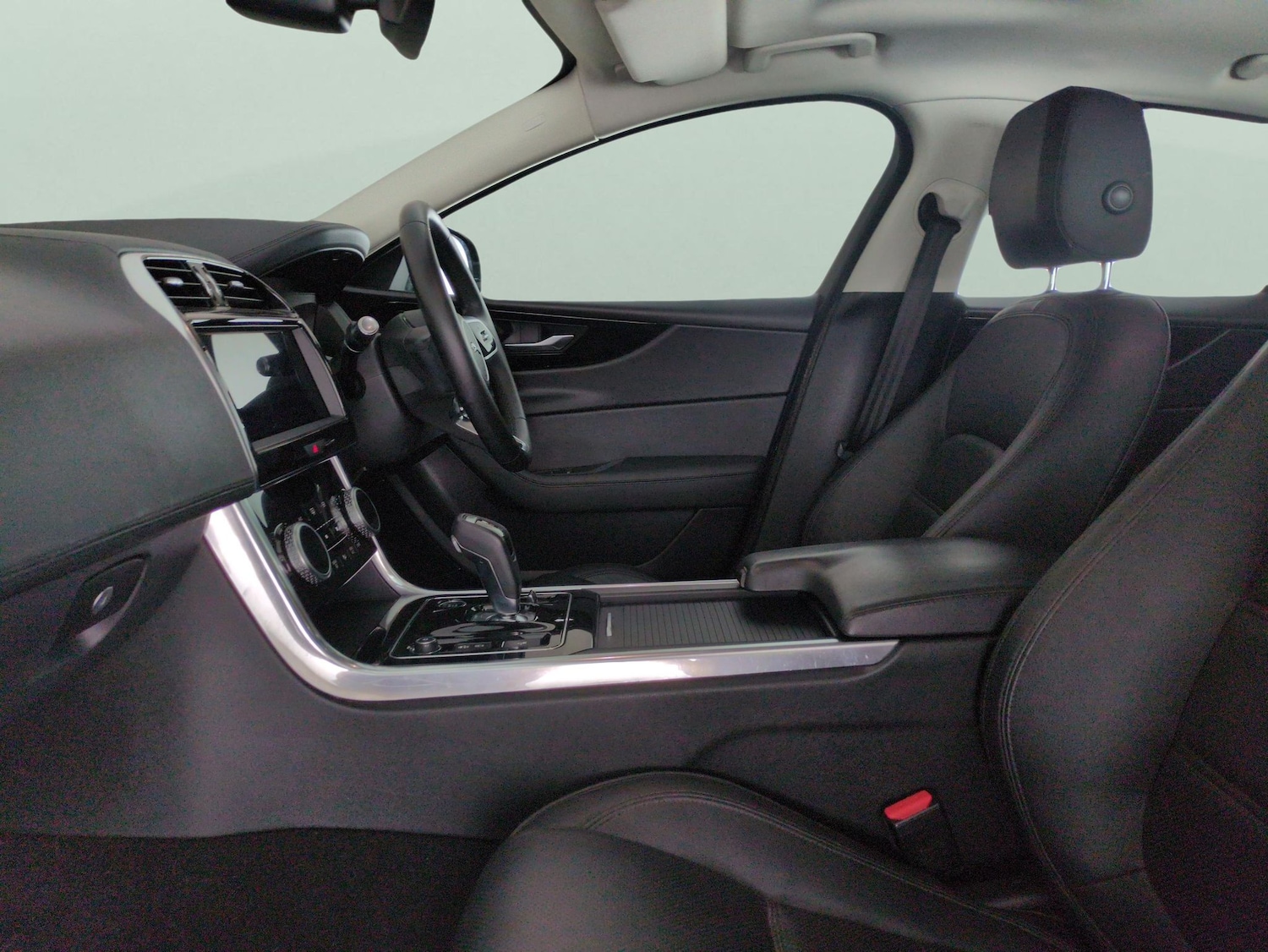 Used Jaguar XE 2020 for sale - 76367297: Photo 4