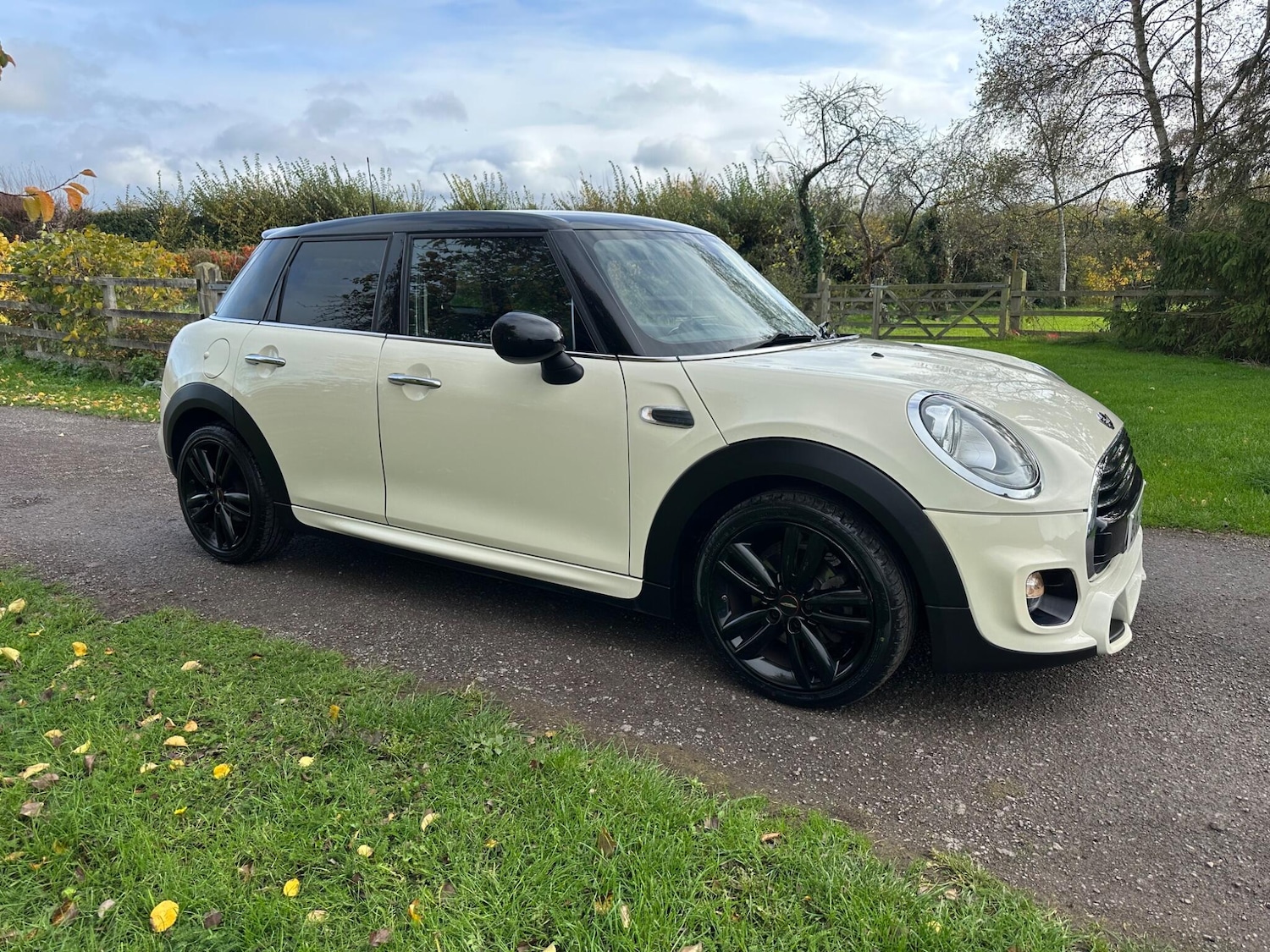 Used MINI Hatch 2017 for sale - 76549953: Photo 1