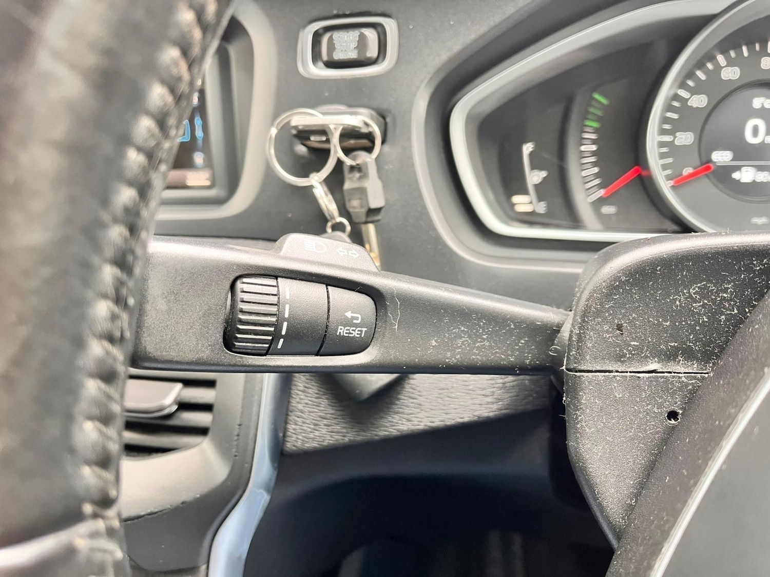 Used Volvo V40 2015 for sale - 77824358: Photo 37