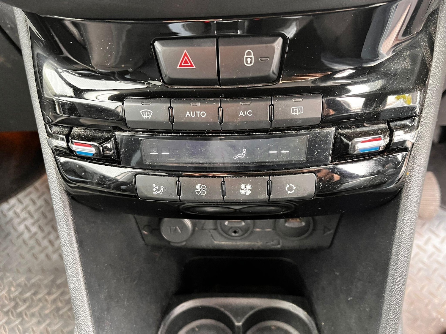 Used Peugeot 208 2012 for sale - 76012954: Photo 39