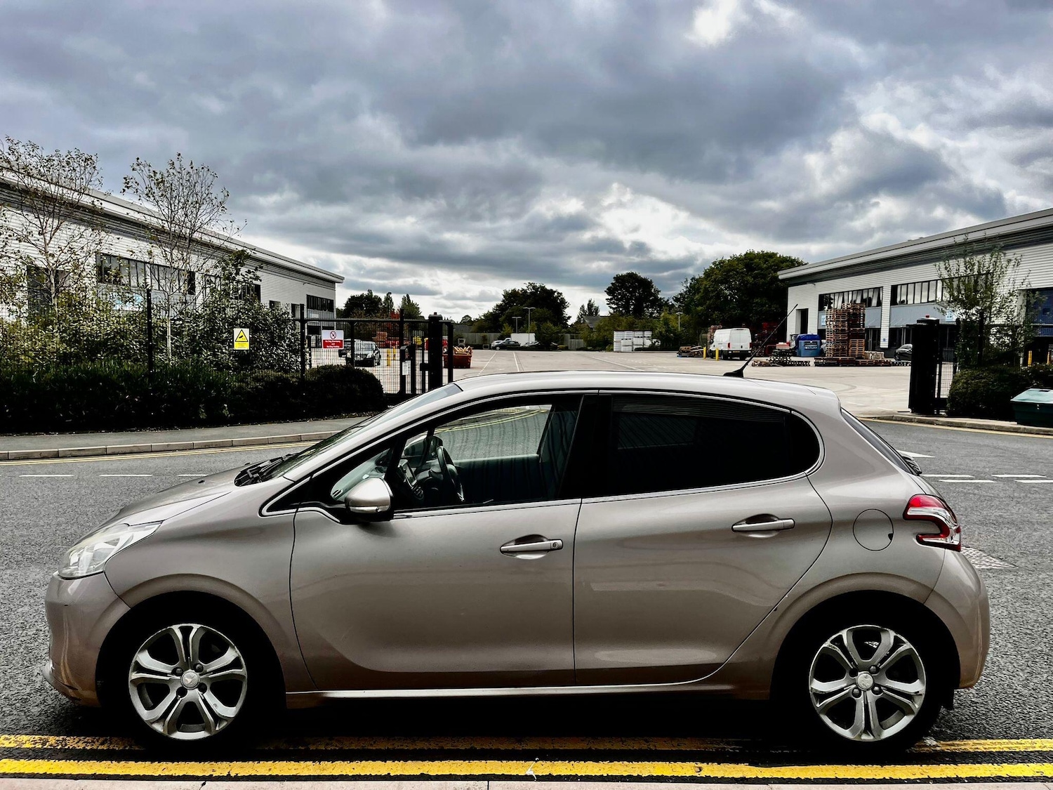 Used Peugeot 208 2012 for sale - 76012954: Photo 4