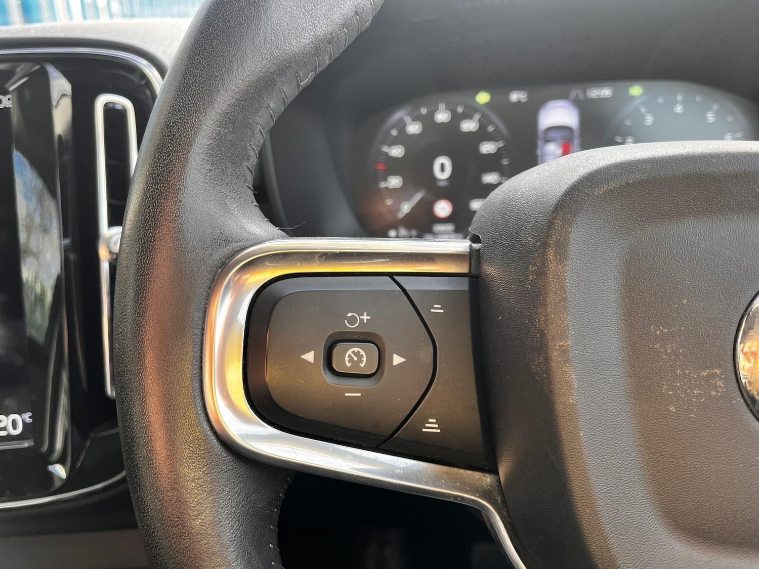 Used Volvo XC40 for sale - 77279935: Photo 24