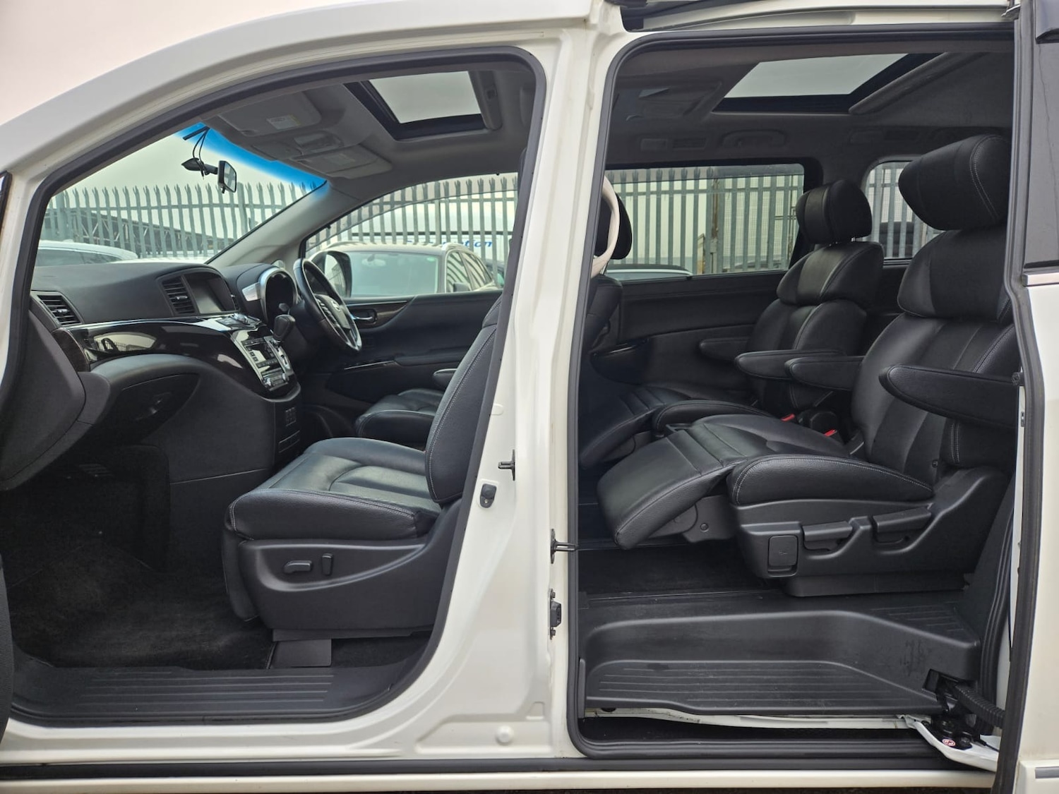 Used Nissan Elgrand 2013 for sale - 77752780: Photo 12