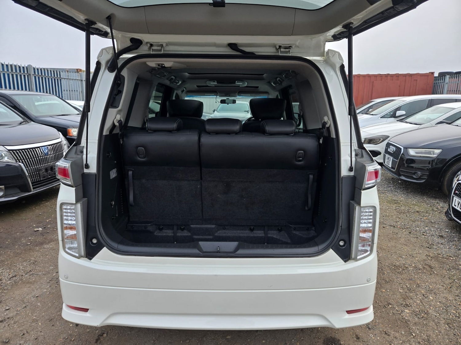 Used Nissan Elgrand 2013 for sale - 77752780: Photo 16