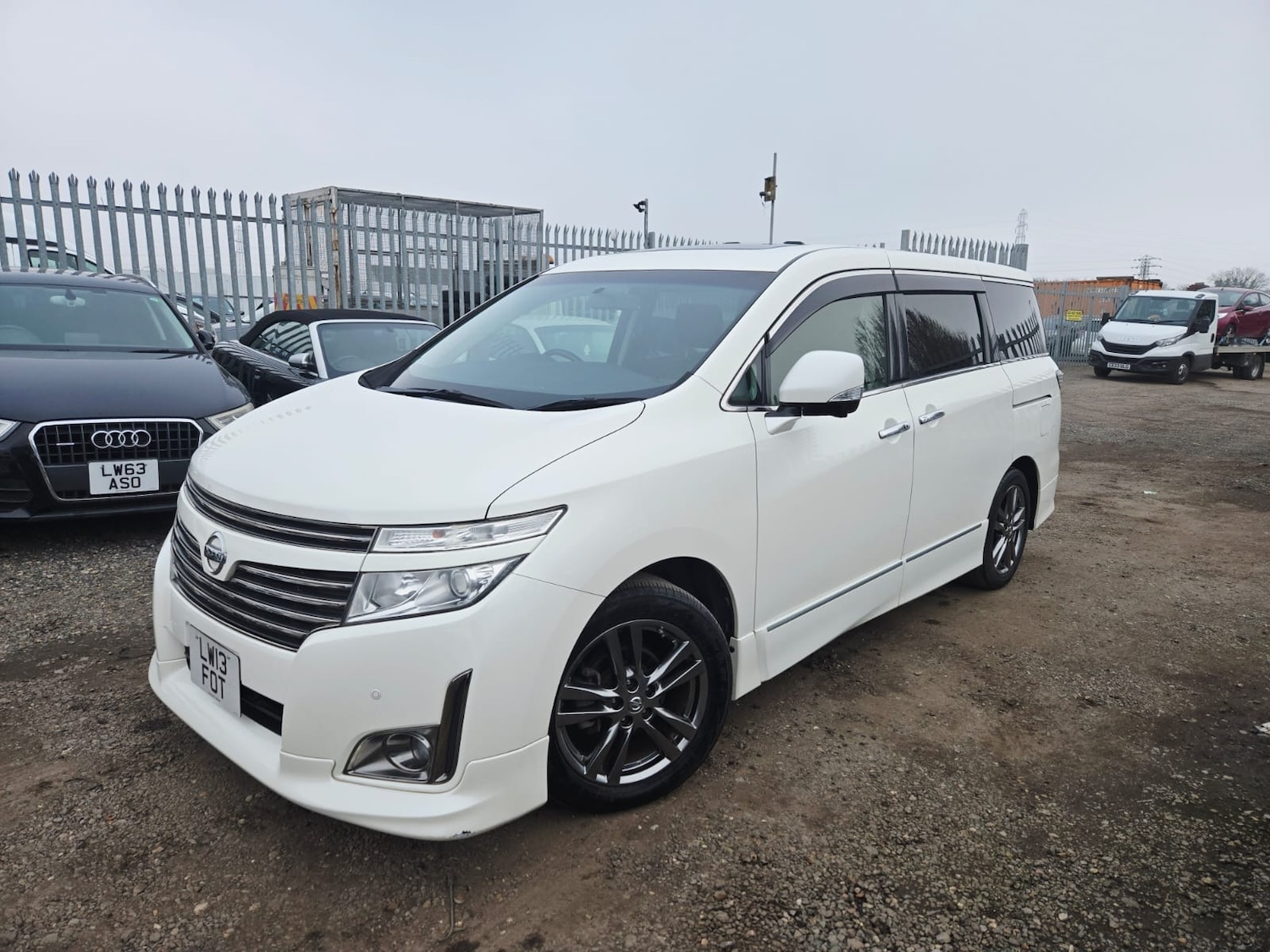Used Nissan Elgrand 2013 for sale - 77752780: Photo 2