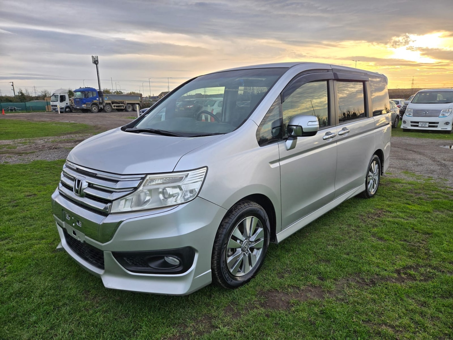 Used Honda Stepwagon 2014 for sale - 76492327: Photo 2