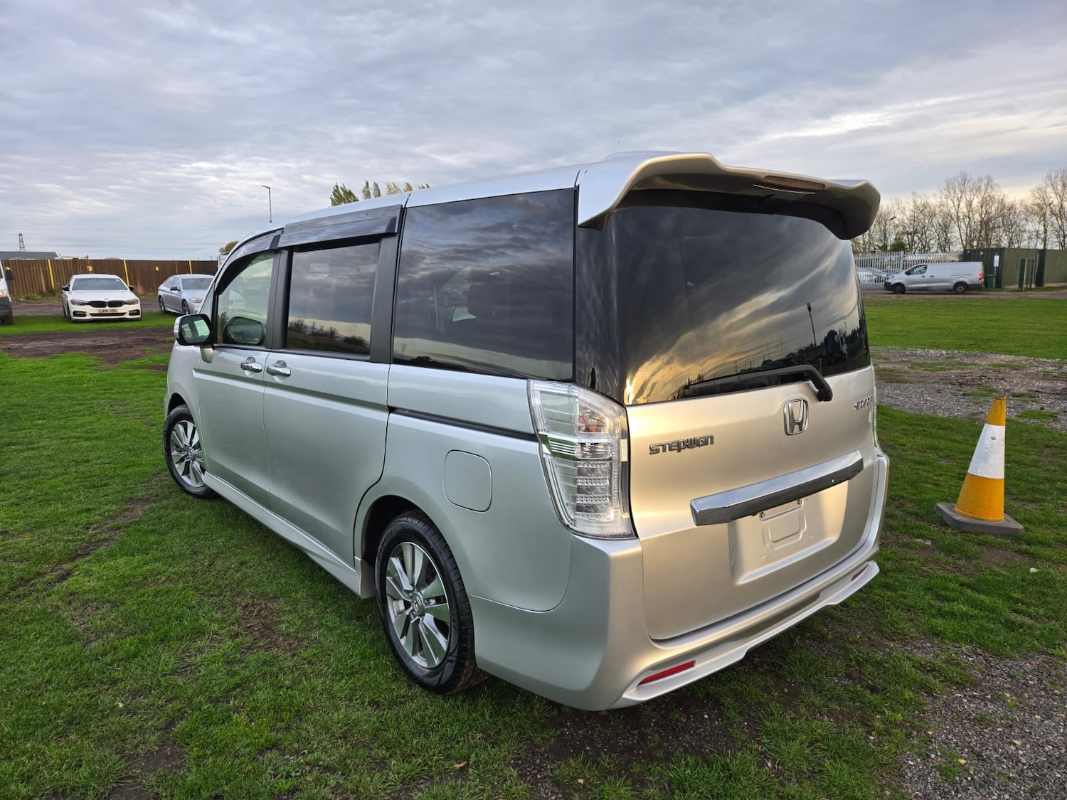 Used Honda Stepwagon 2014 for sale - 76492327: Photo 3
