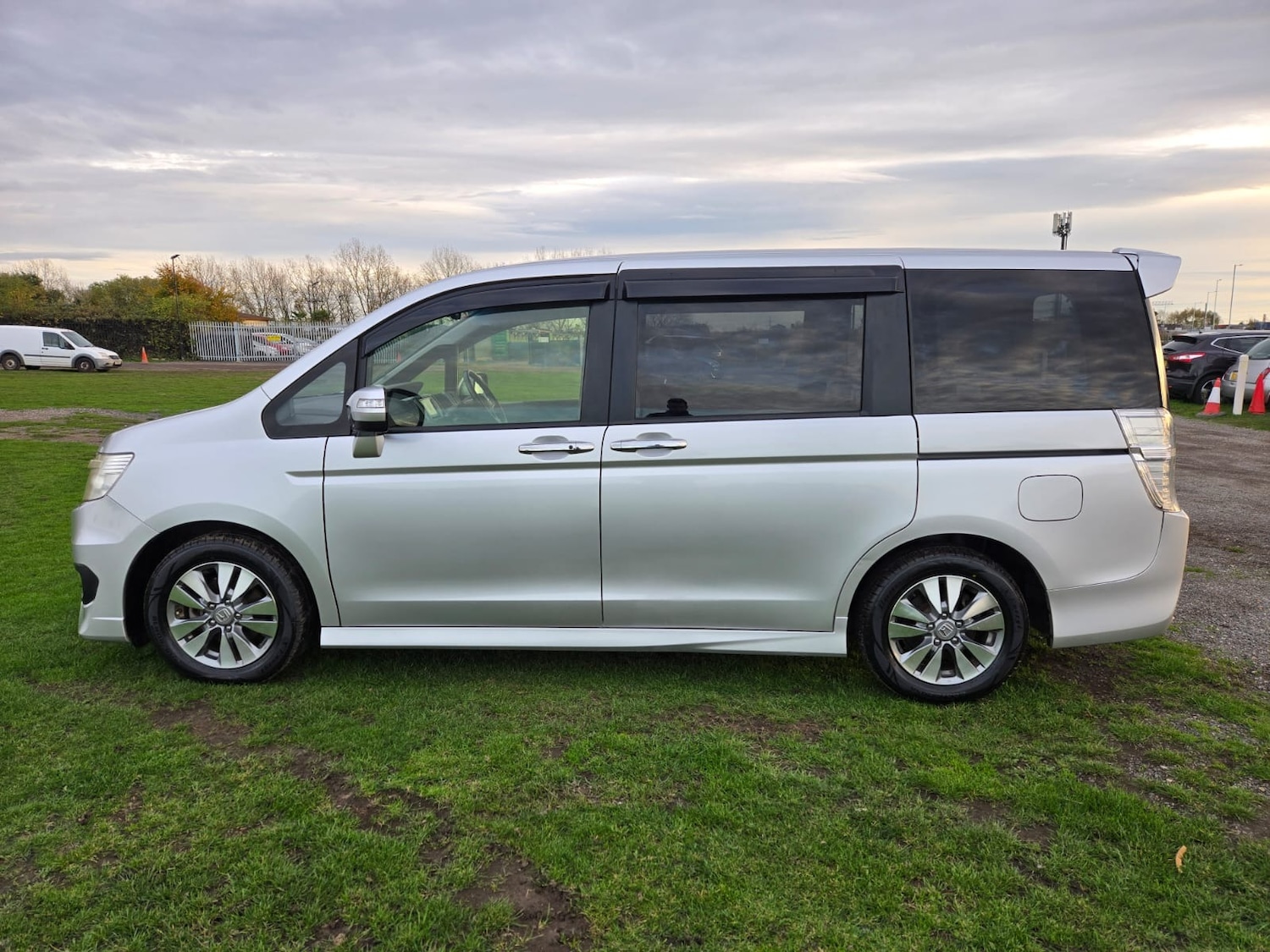 Used Honda Stepwagon 2014 for sale - 76492327: Photo 5