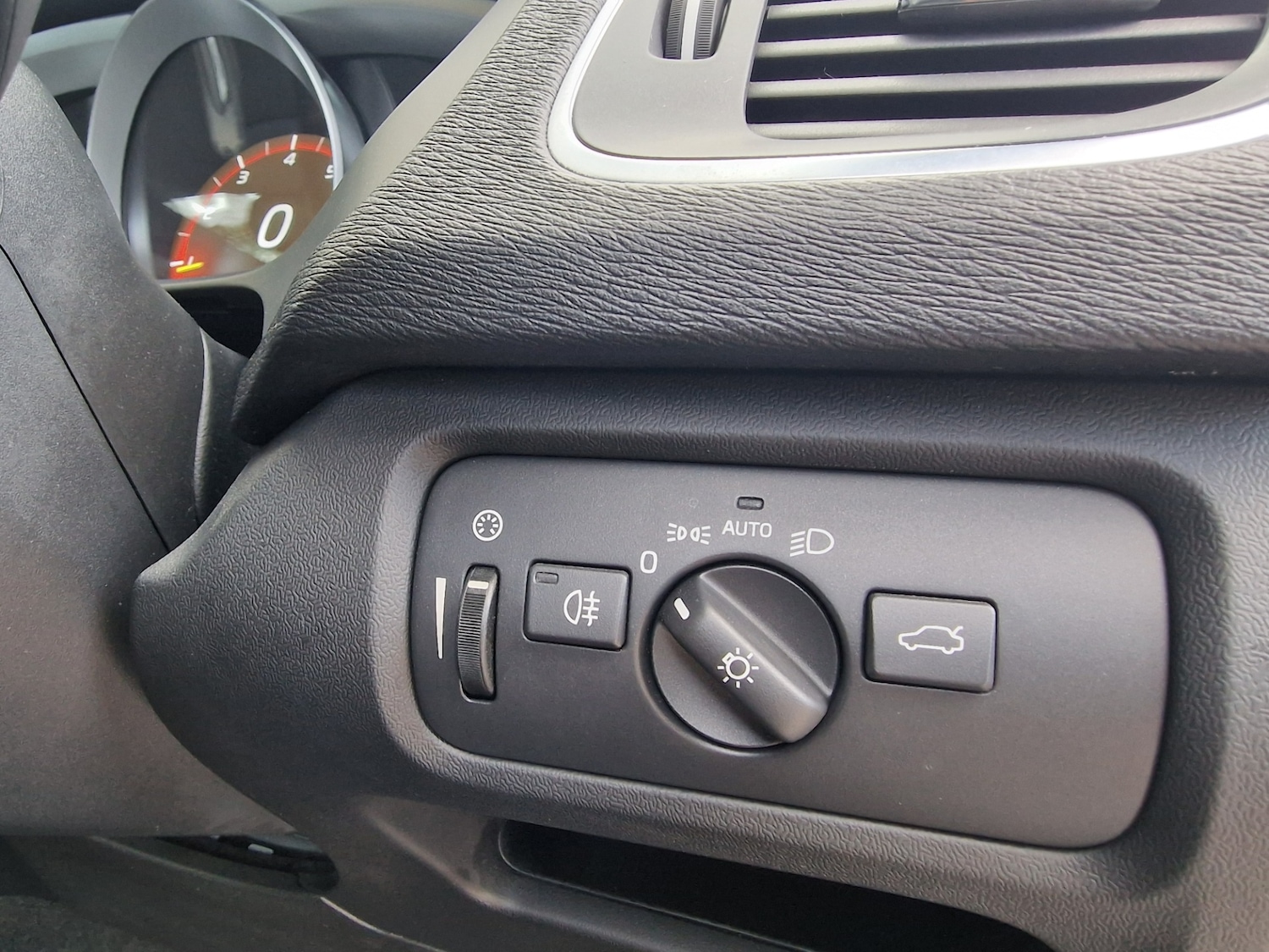 Used Volvo V40 2018 for sale - 78098529: Photo 12