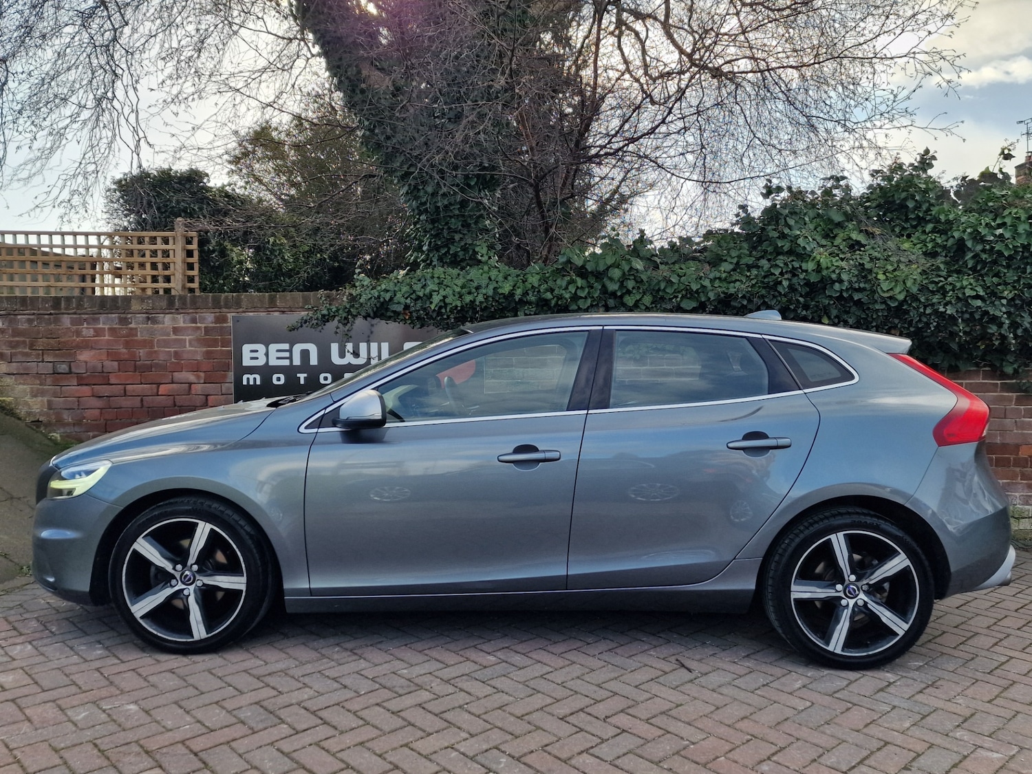 Used Volvo V40 2018 for sale - 78098529: Photo 2