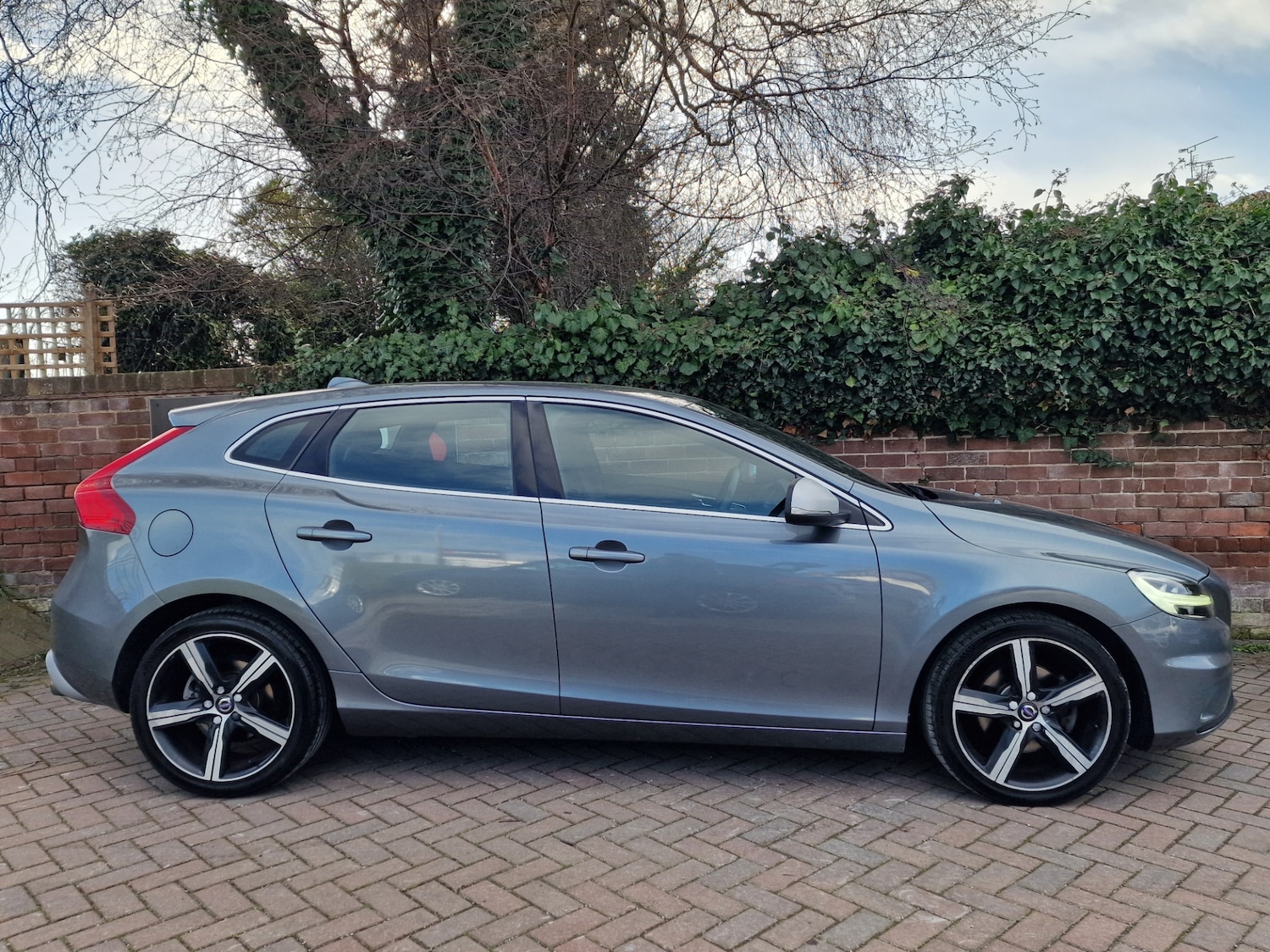 Used Volvo V40 2018 for sale - 78098529: Photo 8