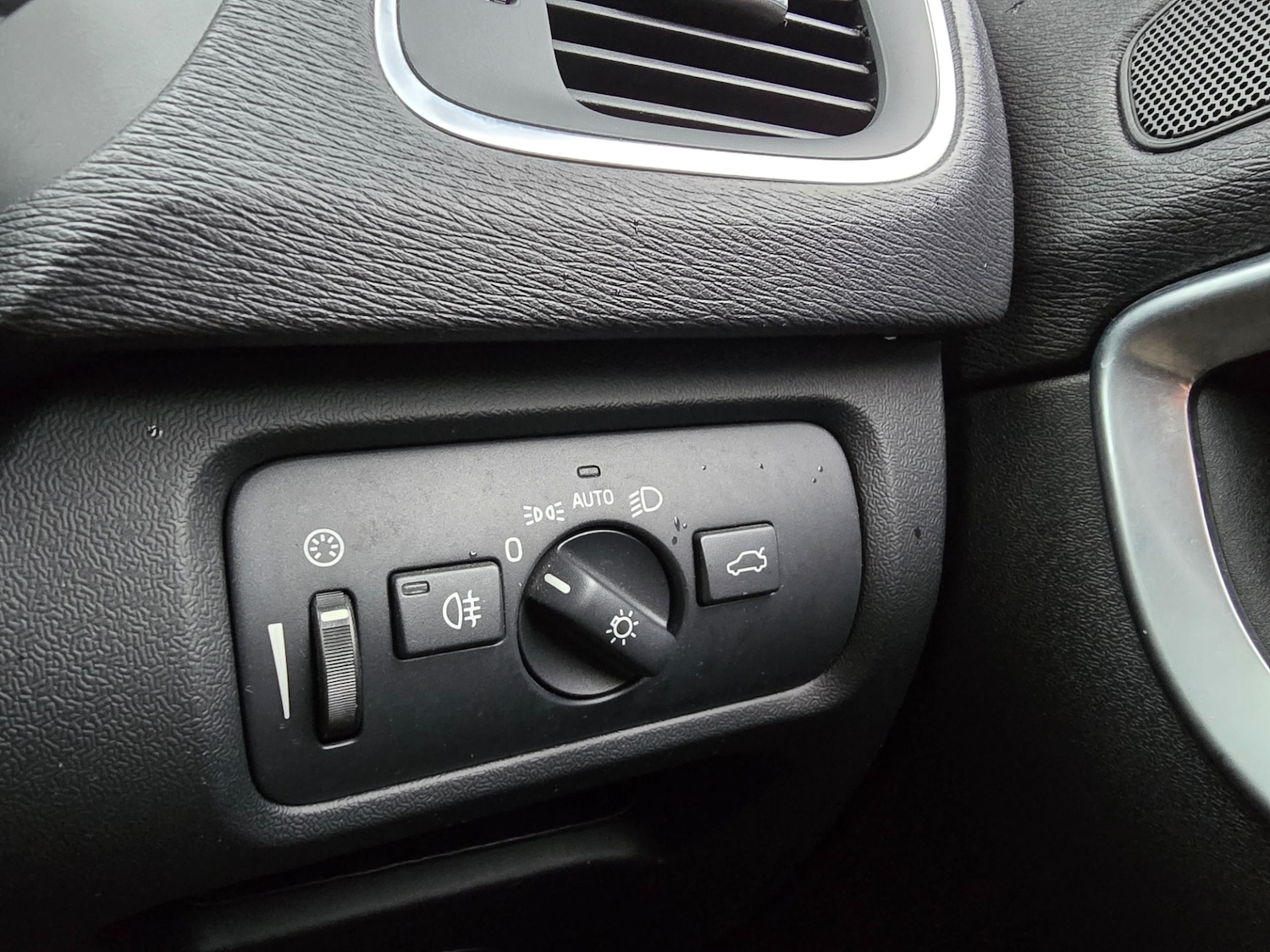 Used Volvo V40 2017 for sale - 76835035: Photo 30