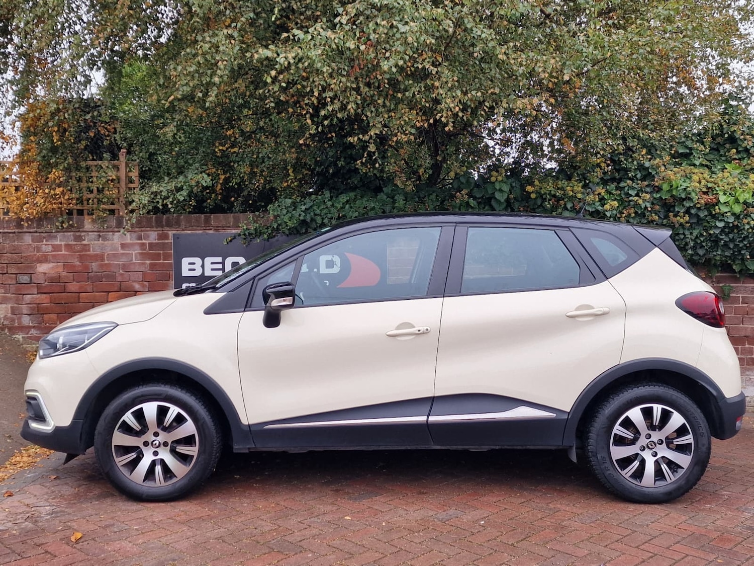 Used Renault Captur 2018 for sale - 76329839: Photo 2