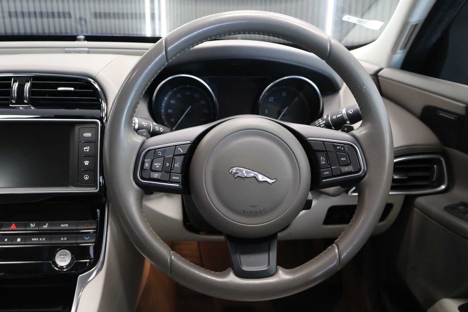 Used Jaguar XE 2015 for sale - 78219619: Photo 17