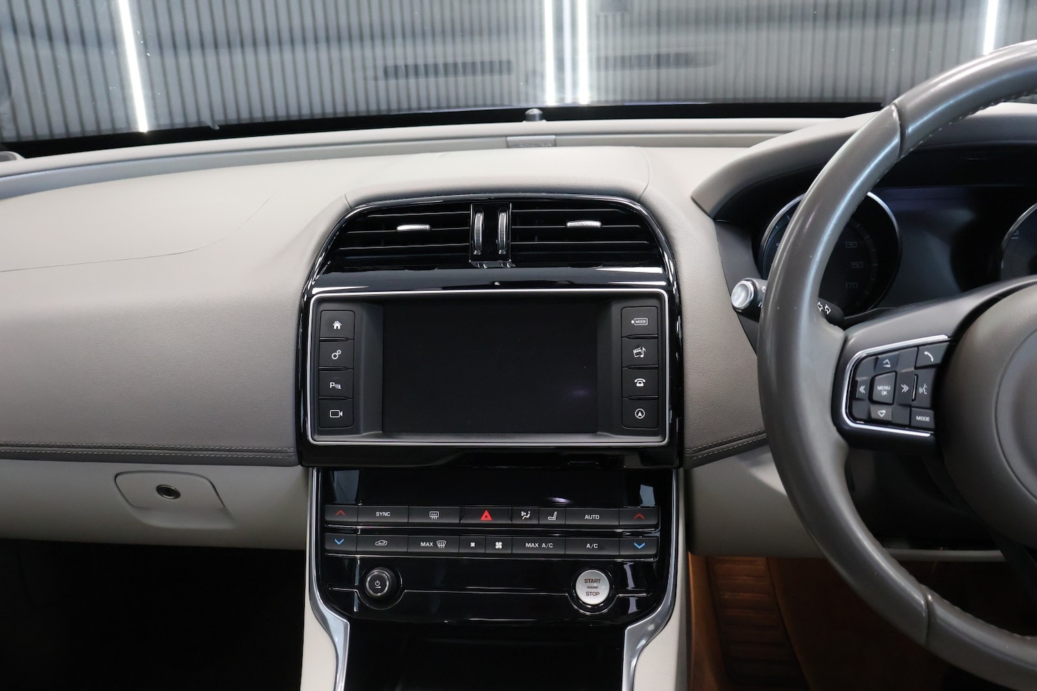 Used Jaguar XE 2015 for sale - 78219619: Photo 19