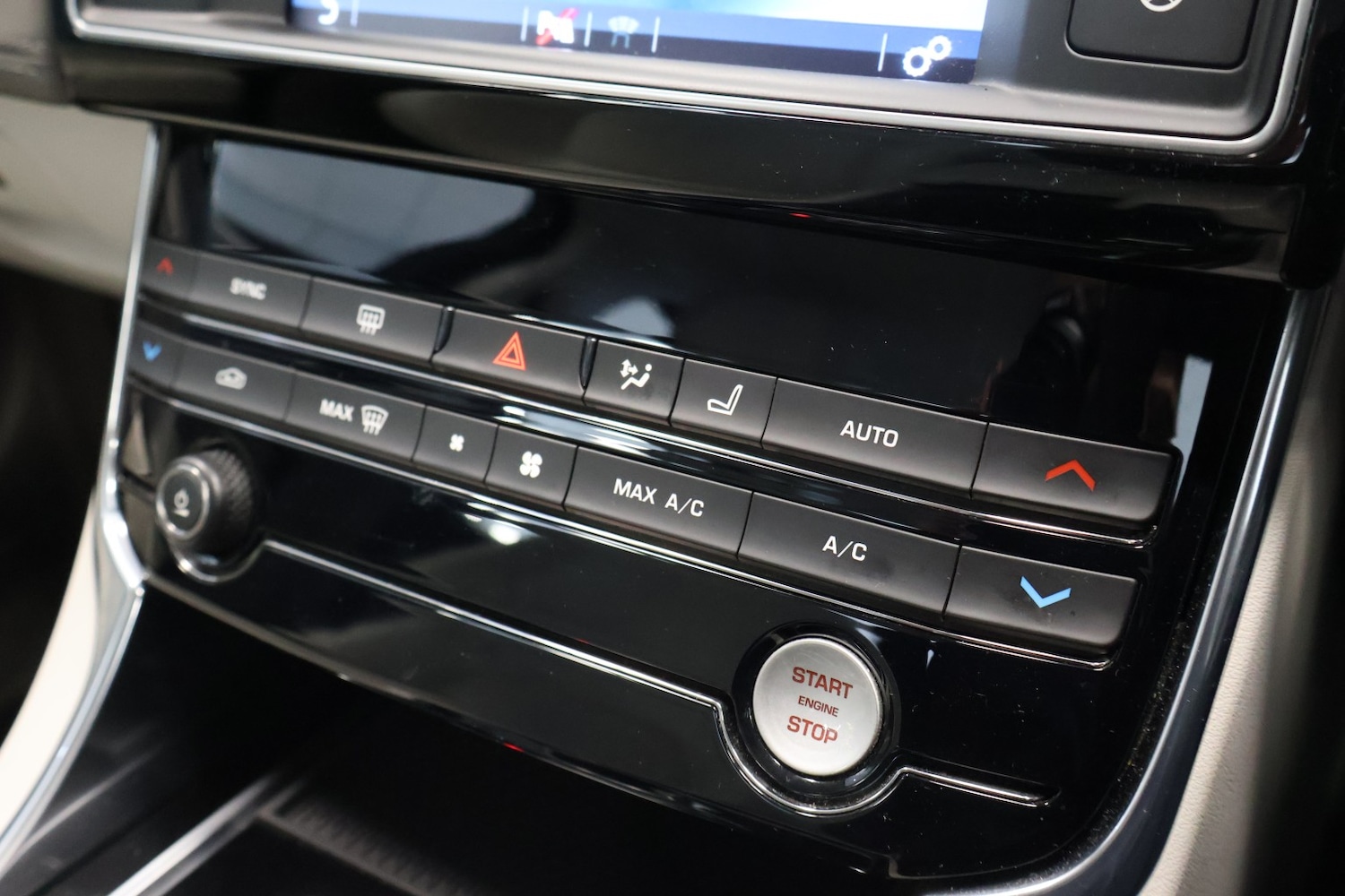 Used Jaguar XE 2015 for sale - 78219619: Photo 22