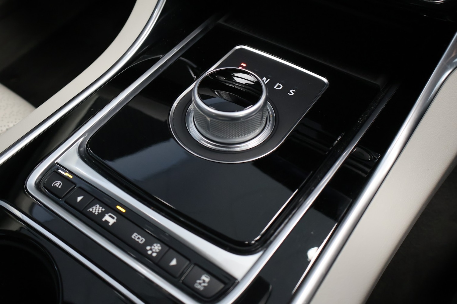 Used Jaguar XE 2015 for sale - 78219619: Photo 23